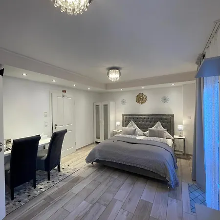 House La Neuschwanstein - Budget City Hotel 2*